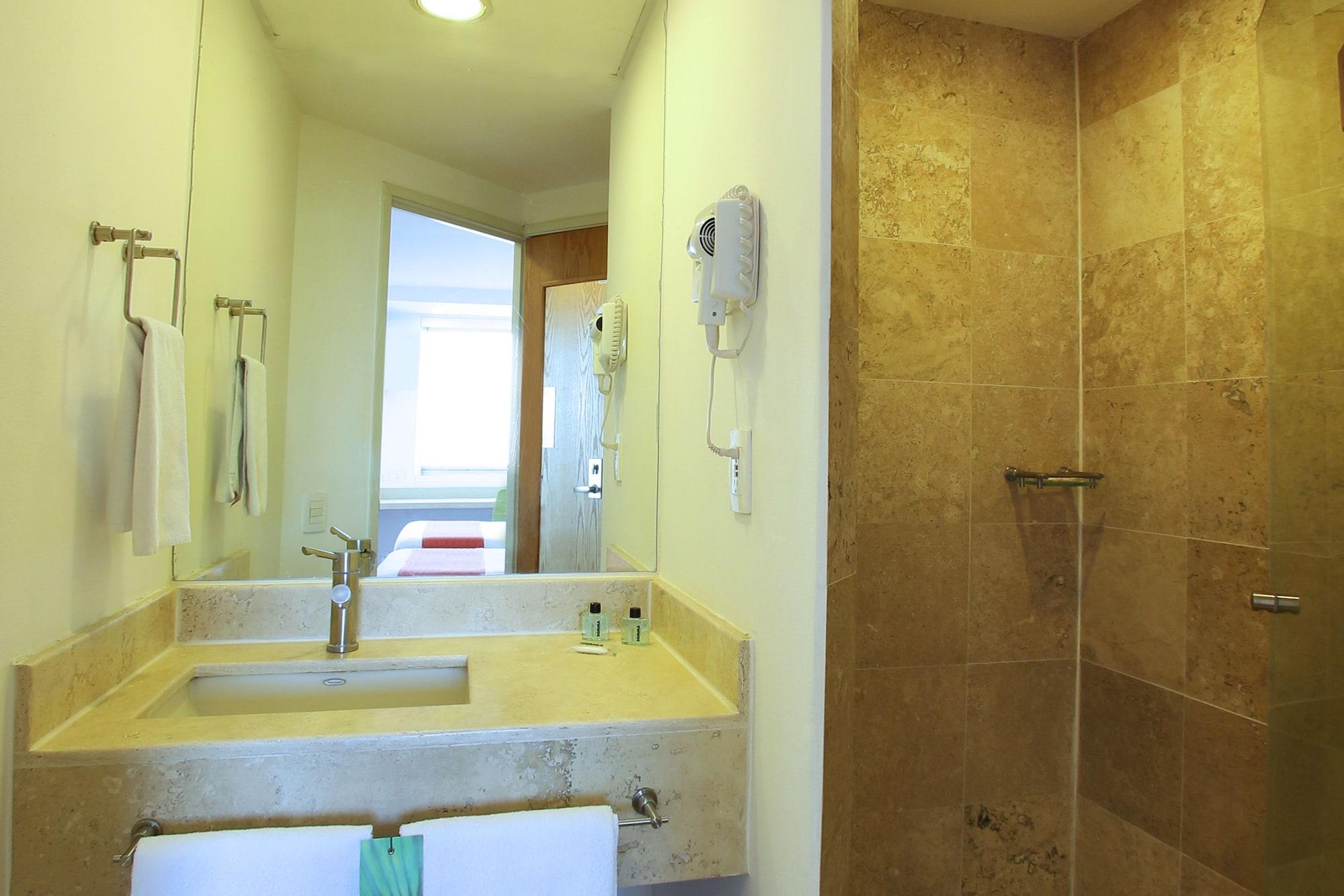 One Plaza Galerias Hotel