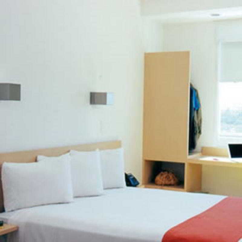 One Plaza Galerias Hotel