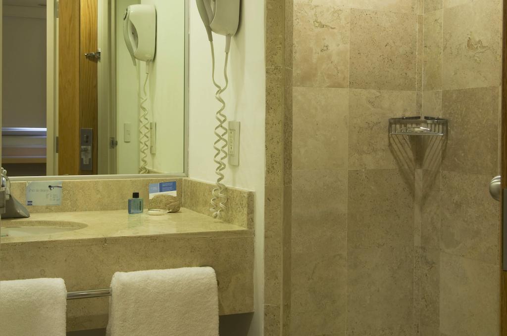 Hotel One Plaza Galerias 3*
