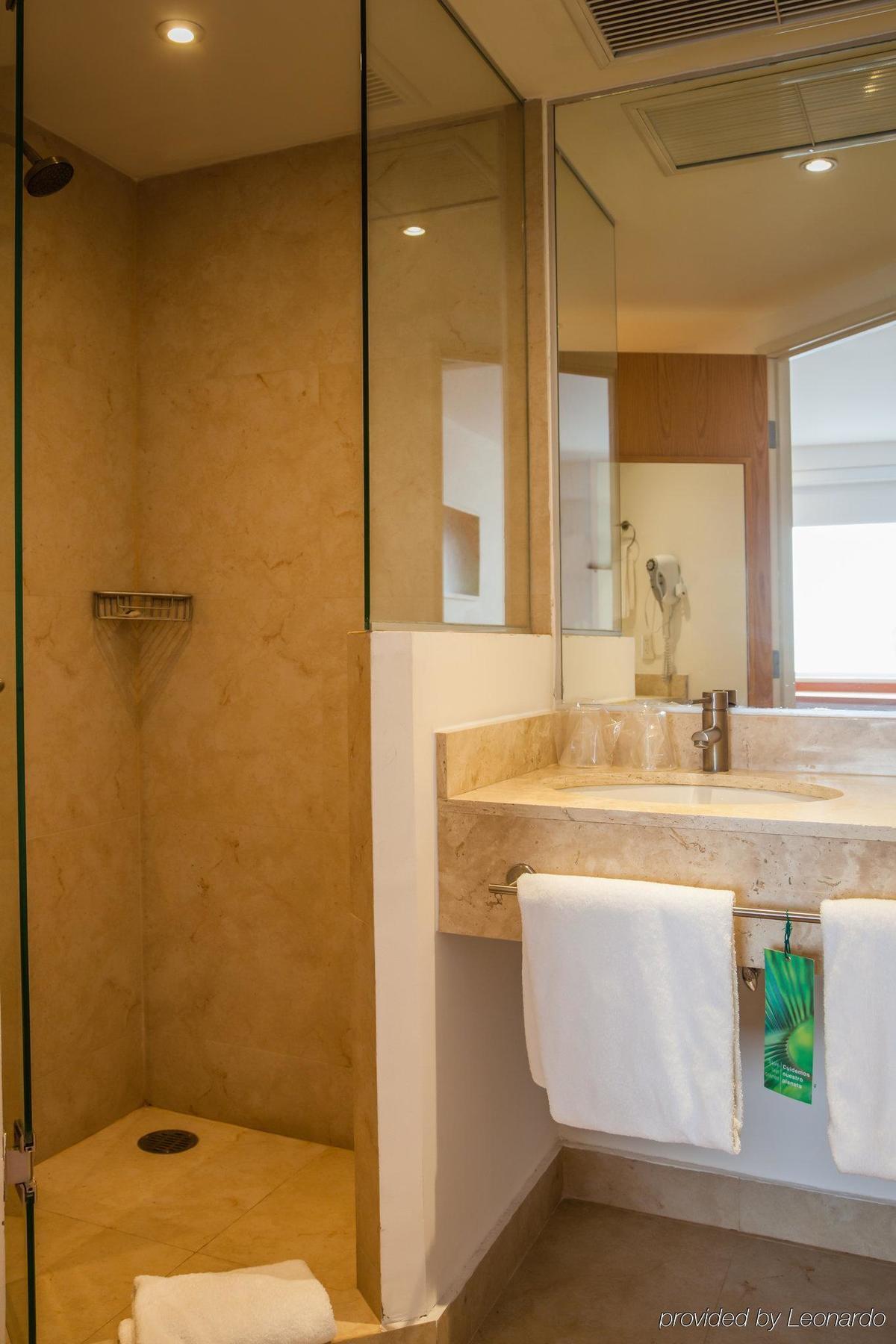 One Plaza Galerias Hotel